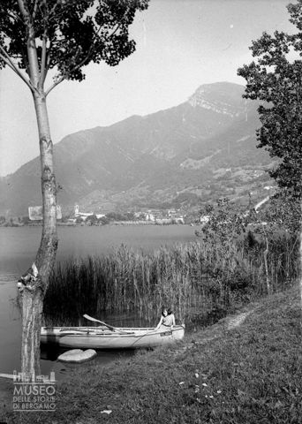 Barca a remi in riva al lago