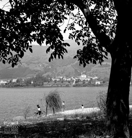 Riva del lago con persone