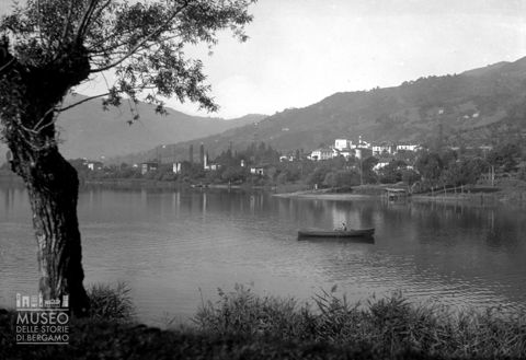 Barca a remi sul lago