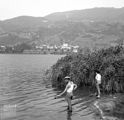 Pescatori presso un canneto