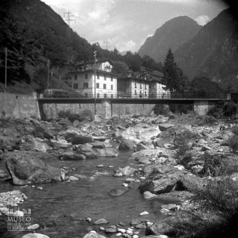 Edifici lungo il fiume
