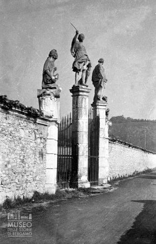Villa Terzi al Cantòn, cancello con statue