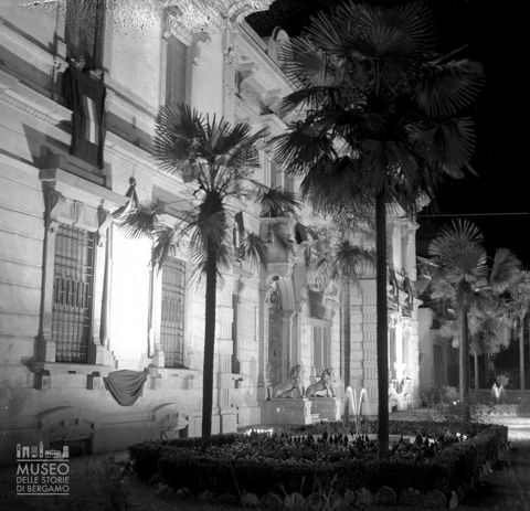 Municipio, ripresa notturna