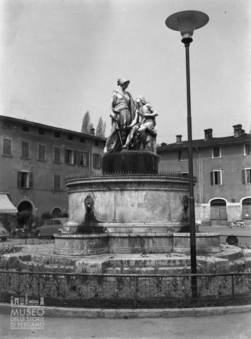 Piazza Cavour con lampione