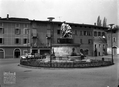 Piazza con fontana