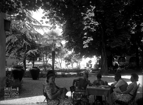 Avventori in un giardino