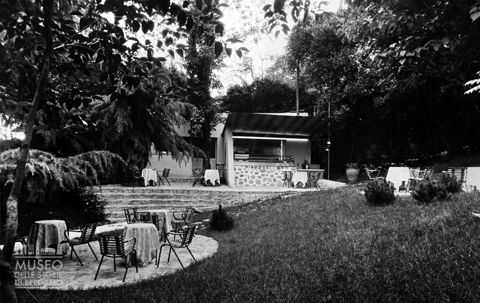 Fotografia di un giardino con bar