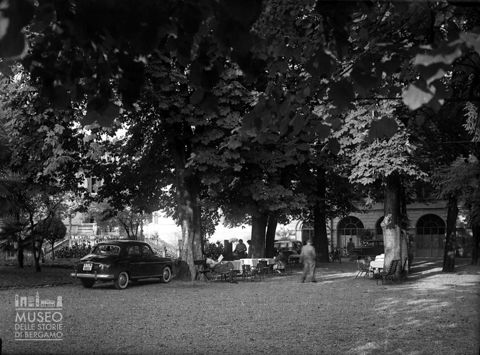 Terme di Trescore, cortile con auto