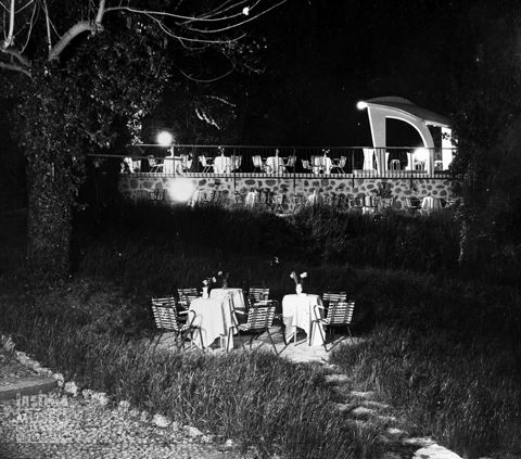 Giardino con tavolini