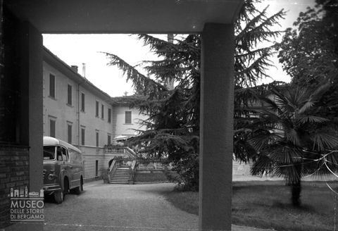 Terme di Trescore, giardino con furgoncino