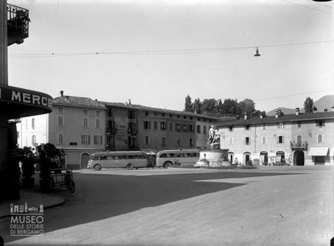 Piazza Cavour con due corriere