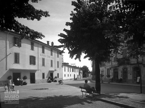 Incrocio con albergo