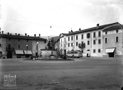 Piazza Cavour con corriera