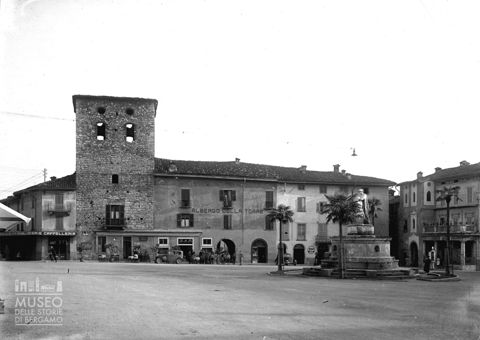 Piazza con albergo