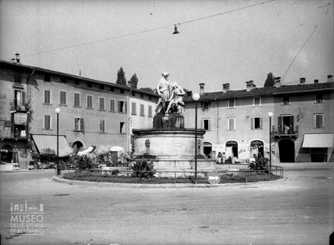 Piazza Cavour in estate