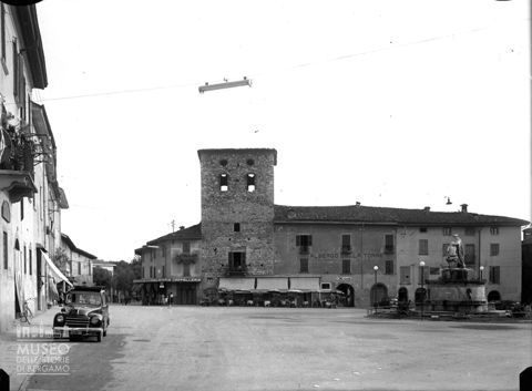 Piazza Cavour e i suoi negozi