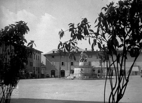 Piazza con fontana