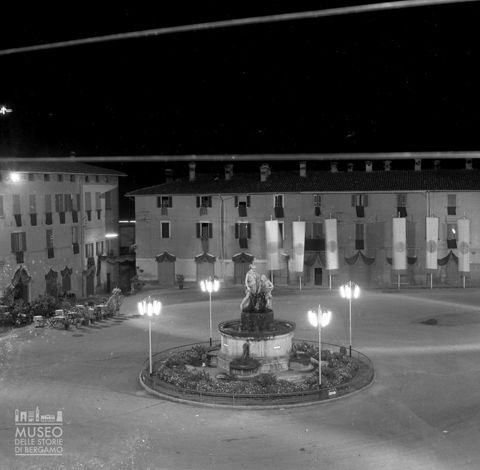 Piazza con fontana, ripresa notturna