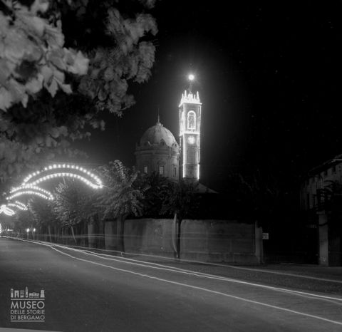 Viale con luminarie e chiesa
