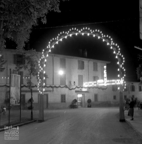 Viale con luminarie e albergo