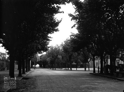 Trescore, viale alberato di fronte alla chiesa