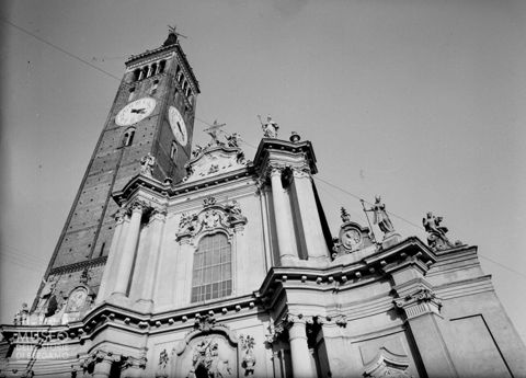Facciata e campanile della Basilica di San Martino