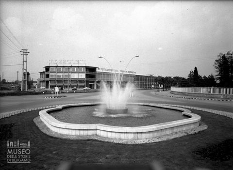 Rotatoria con industria