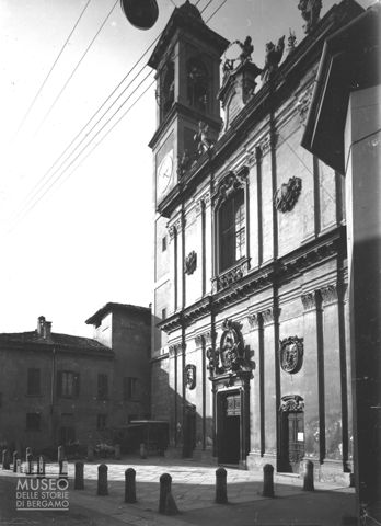 Facciata del Santuario della Madonna delle Lacrime