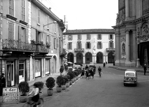Piazza Manara