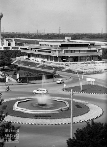 Rotatoria con fontana e hotel