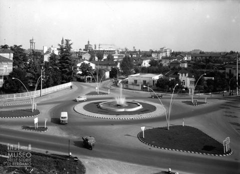 Rotatoria e veduta del paese