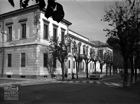 Scuola elementare e strada