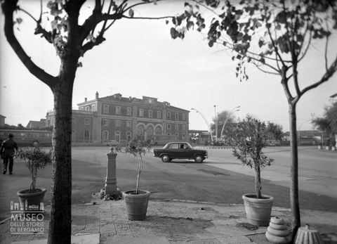 Piazzale con stazione