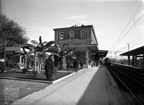 Stazione ferroviaria e treno