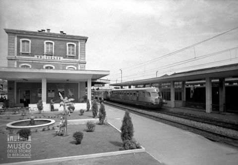 Stazione e binari ferroviari