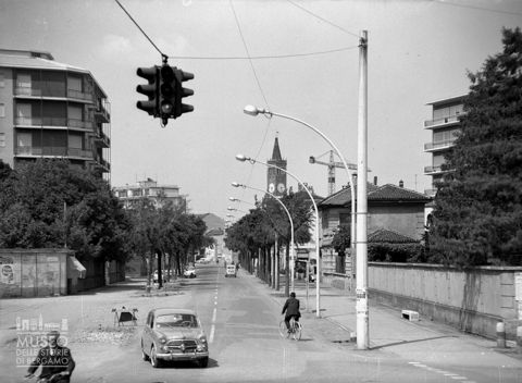 Viale alberato e campanile