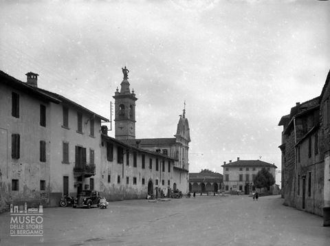 Piazza e chiesa parrocchiale