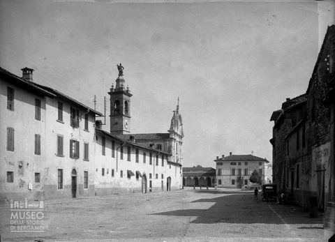 Piazza e chiesa parrocchiale