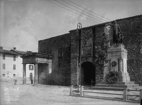 Ingresso castello e monumento ai caduti
