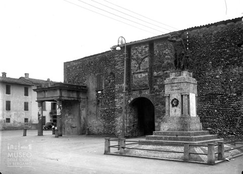 Castello e monumento ai caduti
