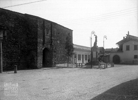 Ingresso al castello e monumento ai caduti
