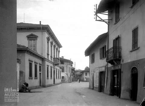 Strada con negozi e municipio
