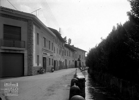 Strada con roggia