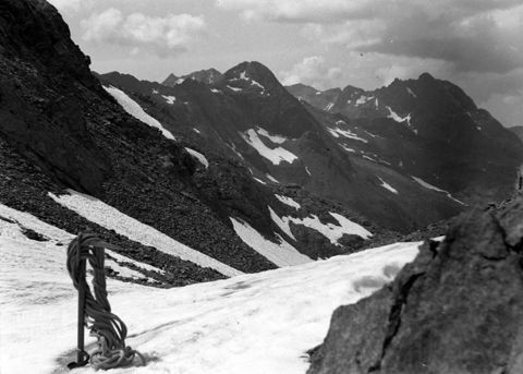 Piccozza piantata nella neve
