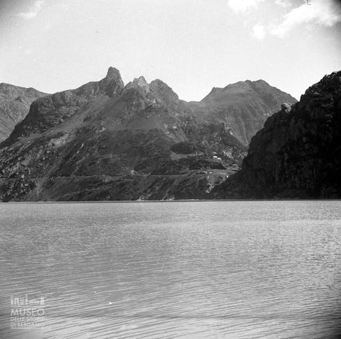 Lago artificiale e monti