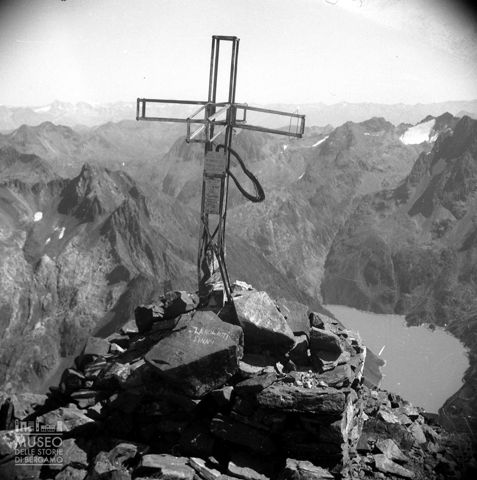 Croce metallica e lago del Barbellino