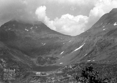 Panorama del lago Naturale del Barbellino con rifugio