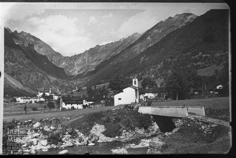 Veduta della frazione di Bondione con le sue chiese