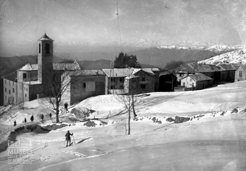 Centro abitato e sciatore