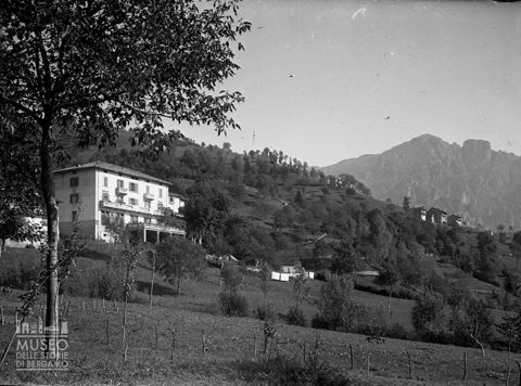 Edificio in una radura